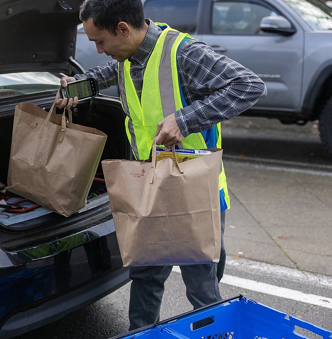 Medewerker verwerkt bestellingen